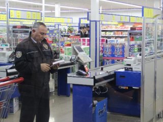 Adana’da pompalı tüfekle market soygunu
