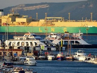 Dev LNG tankeri Çanakkale Boğazı'nı kapattı