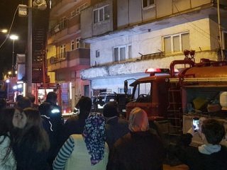 Sevgilisinin ismini yazmaya çalışırken evi yaktı