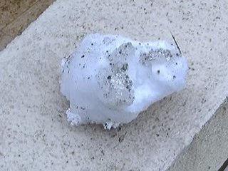 Evin bahçesine gökten buz kütlesi düştü