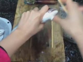 Tahta çubuklarla balık temizledi!