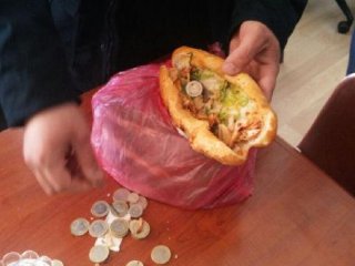 Dilencilerin topladıkları paralar ekmek arası dönerin içinden çıktı!