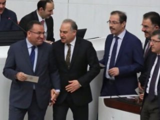 Bakan Bozdağ ile CHP'li Gök el el oy kullandı