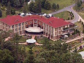 İşte FETÖ’nün kilise manzaralı ABD’deki yeni evi!