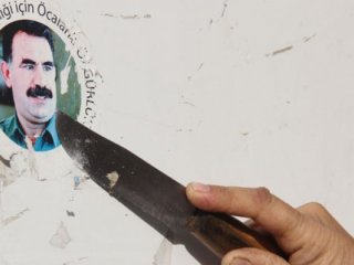 Polisi gördü! Öcalan çıkarmasını bıçakla kazıdı