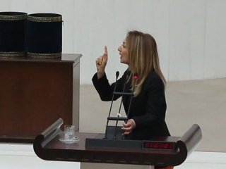 Aylin Nazlıaka kendini kürsüye kelepçeledi