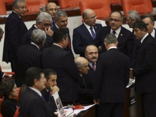 Bahçeli'nin etrafında etten duvar!