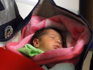 Şüpheli paket sanıldı! Polis görünce çok şaşırdı