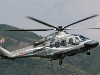 İtalya'da yardım helikopteri düştü!