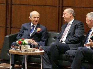 AK Parti kitapçığında Bahçeli sürprizi!