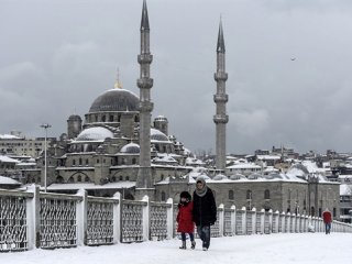 İstanbul’da kar yağışı ekipler alarma geçti!