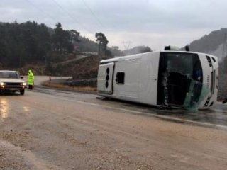 Kemer'de turistleri taşıyan midibüs devrildi
