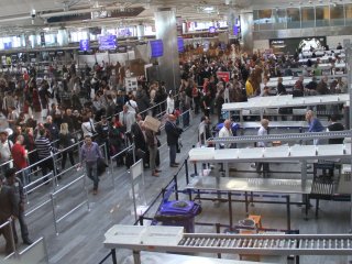 ABD'de havalimanında çalışan Müslüman kadına çirkin saldırı!