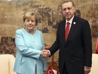 Angela Merkel, kabarık dosyayla geliyor