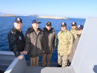 Hulusi Akar Kardak'a gitti! Gerginlik çıktı