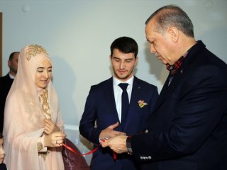 Nişan yüzüklerini Erdoğan taktı!
