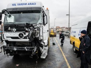 Metrobüs ile yol yardımı çarpıştı!