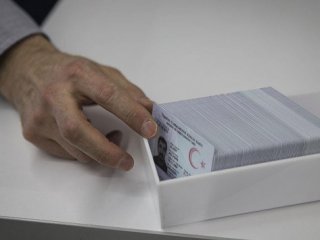 Yeni kimlikler izdihama neden oldu!