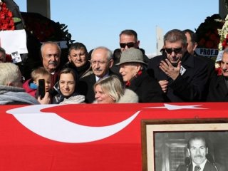Kemal Kılıçdaroğlu tabut başında hatıra fotoğrafı çektirdi