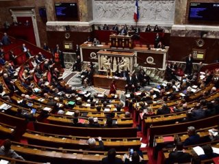 Fransız polisi parlamentoyu bastı!