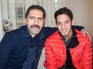Hakan Çalhanoğlu ve bıyıklarıyla dikkat çeken babası