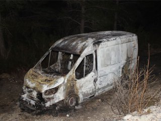Antalya’da sigara dağıtan araç yakıldı