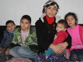 Yardım edilmezse 4 çocuğuyla sokakta kalacak
