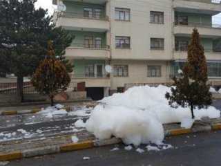 Niğde'de esrarengiz köpük! Izgaralardan taştı