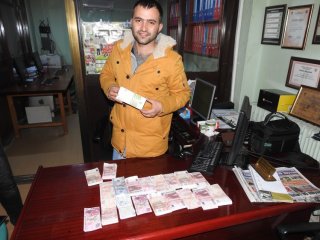 Poşet dolusu para buldu, sahibini ararken...