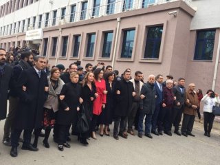 CHP'li vekiller polisle çatıştı