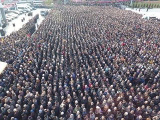Meydana sığmadılar! Onbinler uğurladı