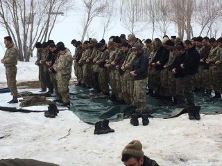 Mehmetçik kar üzerinde namaz kıldı