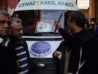 Kızlarının cenazesinde davul çaldırdılar!