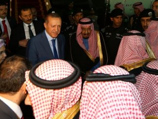 Kral Selman'dan Erdoğan'a jest