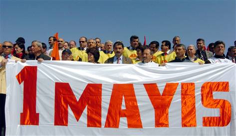 Taksim'de '1 Mayıs' yazılı dev afiş asıldığı sırada yırtıldı