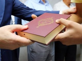 Kur'an dağıtmak yasak ama İncil serbest