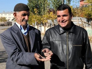 Tarlada bulan oraya koştu
