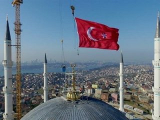 Çamlıca Camisi'nin alemi törenle yerleştirildi
