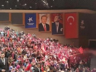 MHP gecesinde 'Erdoğan posteri' rahatsız etti!