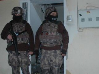 Silah kaçakçısının evinden Gülen kitabı çıktı