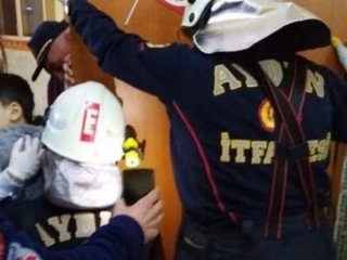 Sınıfın kapısının kolu koluna saplandı!