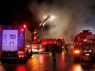 Sultangazi'de ambalaj atığı tesisinde yangın