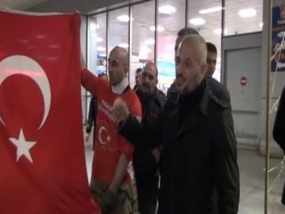 Havaalanı'nda "Kürdistan bayrağı" eylemi