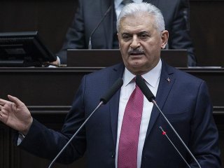 Başbakan Binali Yıldırım'dan 'bayrak' açıklaması