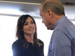 Cumhurbaşkanı Erdoğan Nazlı Çelik'e sözleşme imzalattı!