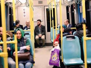 Metroda onu gören şaşırdı!