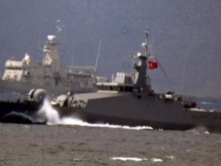 Türk savaş gemisini gören Yunan savaş gemisi kaçtı