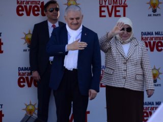 Yıldırım'ı taşıyan helikopter mahalleye indi