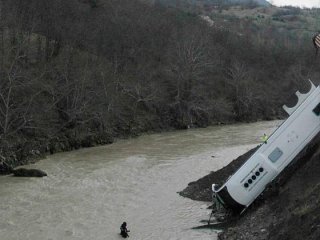 Tarım işçilerini taşıyan otobüs nehre düştü!