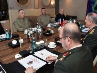 Kritik toplantıda dikkat çeken kare!